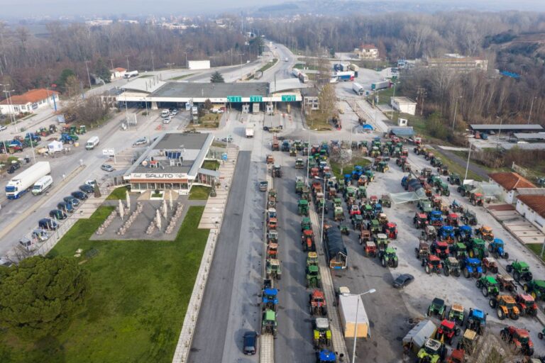 «Ναι στον διάλογο, όχι στην κλιμάκωση» απαντά η κυβέρνηση στους αγρότες – Πολεμικό κλίμα από τις Σέρρες